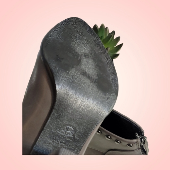 B. MAKOWSKY Gray Leather heel studded boots size 5 - Picture 7 of 8